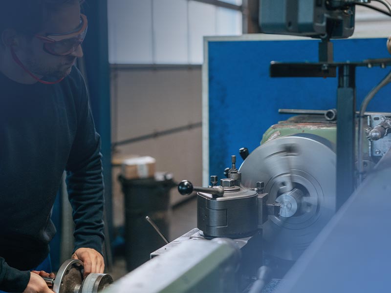 CNC-Drehbearbeitung von Präzisionsteilen in der Metallfertigung bei IWD